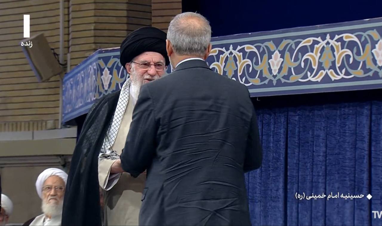 اهدای حکم ریاست جمهوری به مسعود پزشکیان توسط رهبر معظم انقلاب اسلامی