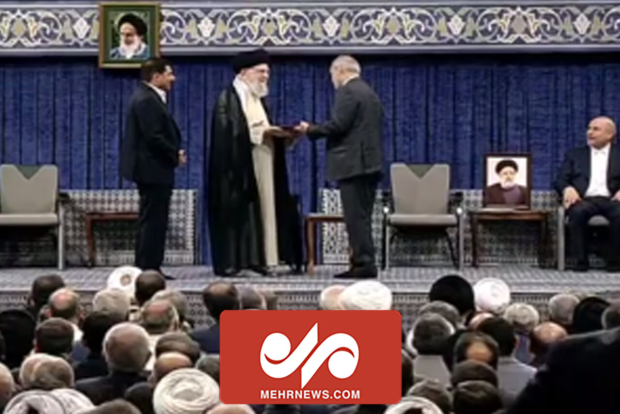 VIDEO: Leader officially endorses Pezeshkian as president
