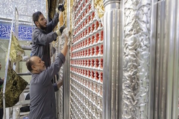 حرم حضرت عباس (ع) شستوشو و مفروش شد