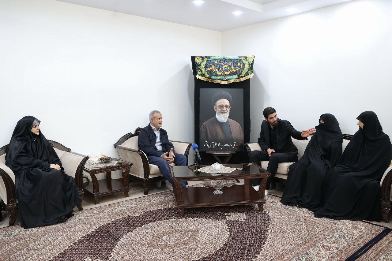 الرئيس الايراني يزور عائلة الشهيد آل هاشم