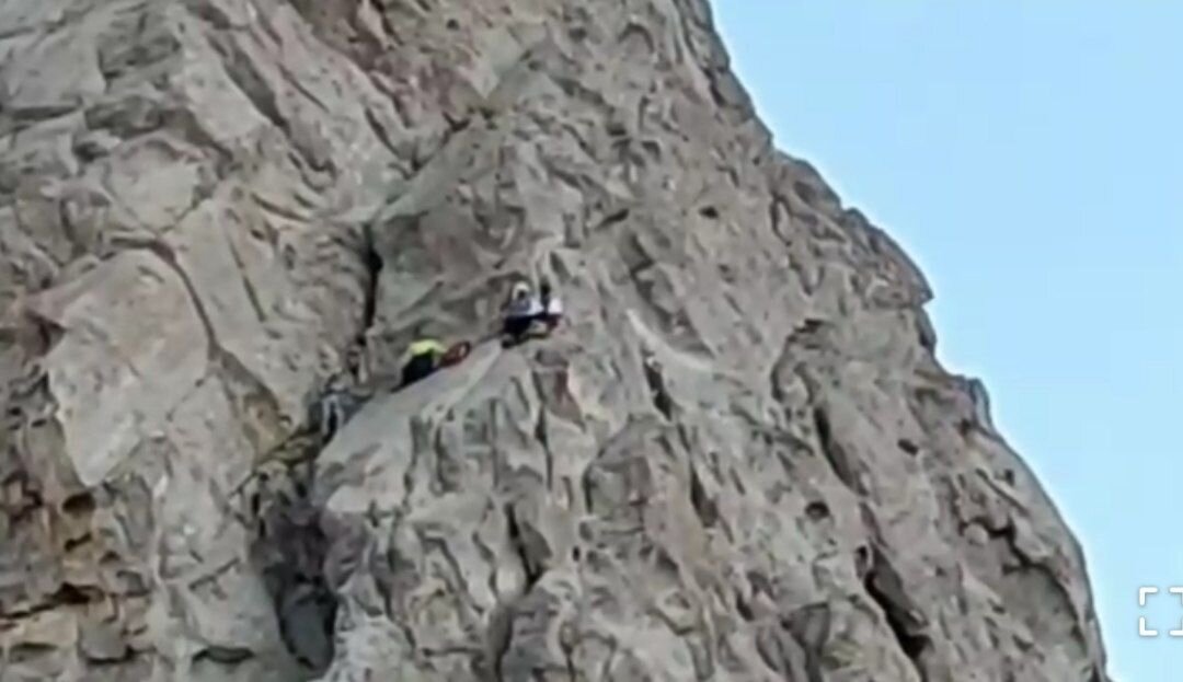 لحظات نفس‌گیر گرفتار شدن ۳ کوهنورد تهرانی در لبه پرتگاه