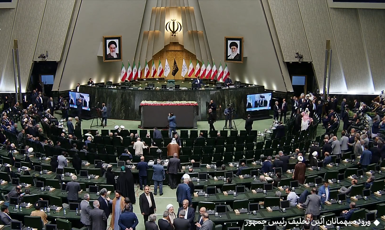 مهمانان آمادهی شروع مراسم