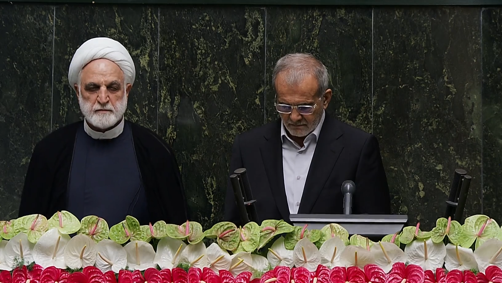 رئیس جمهور برای ادای سوگند به جایگاه رفت