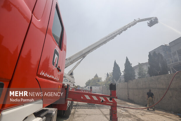 آتش‌سوزی انبار کالا در جاده قدیم کرج