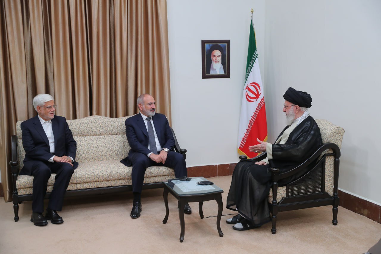 Leader receives officials of different states