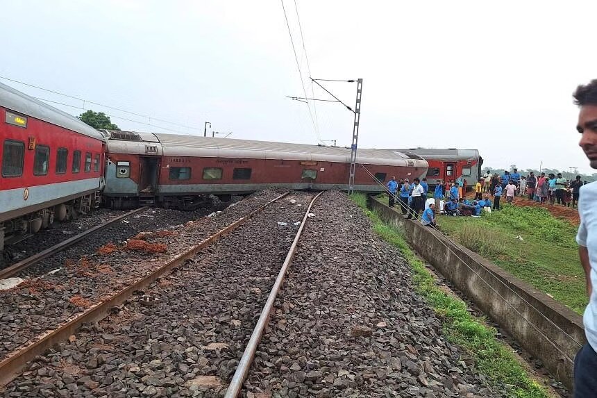 خروج قطار مسافربری از ریل در هند/ ۲۲ نفر کشته و مصدوم شدند
