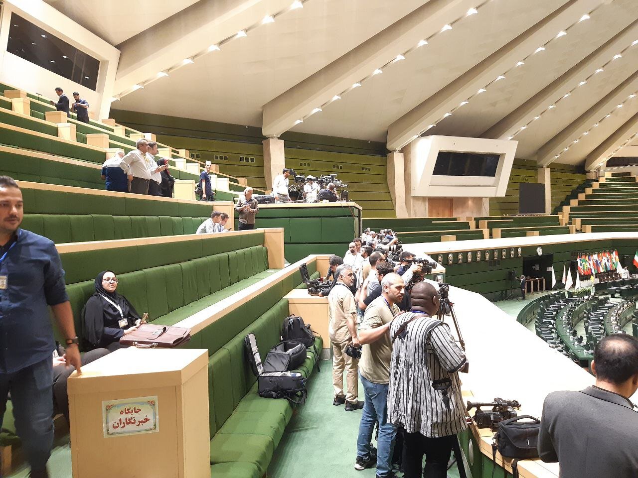 ورود اصحاب رسانه به صحن مجلس برای پوشش خبری تحلیف رئیس‌جمهور