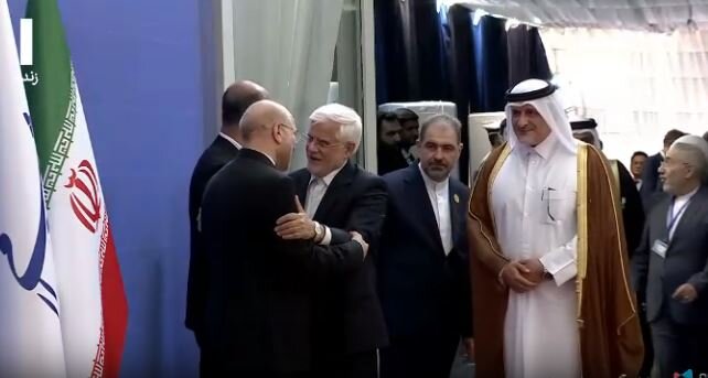 عارف وارد مجلس شورای اسلامی شد.