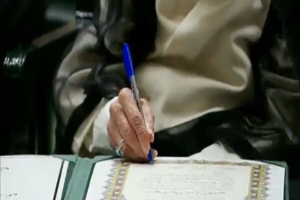Ayetullah Cenneti, Pezeşkiyan'ın yemin belgesini imzaladı
