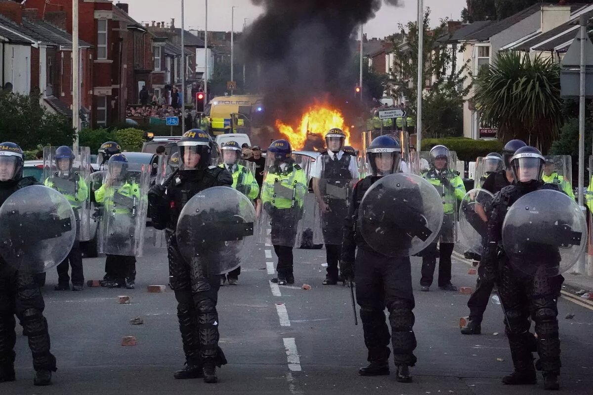 شورش در انگلیس در پی قتل ۳ نوجوان/ ۴۰ افسر پلیس زخمی شدند
