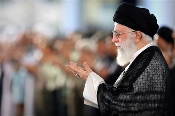 قائد الثورة الإسلامية يصلي على جثمان الشهيد إسماعيل هنية