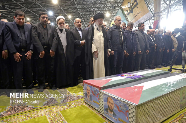 Leader performs prayers over body of martyr Haniyeh (+VIDEO)