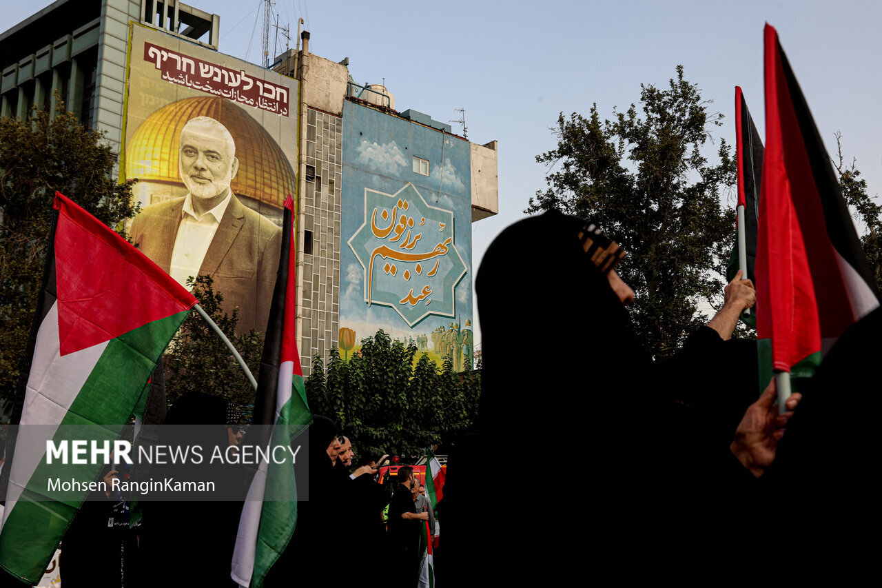 دیوارنگاره میدان فلسطین برای شهید هنیه تغییر کرد