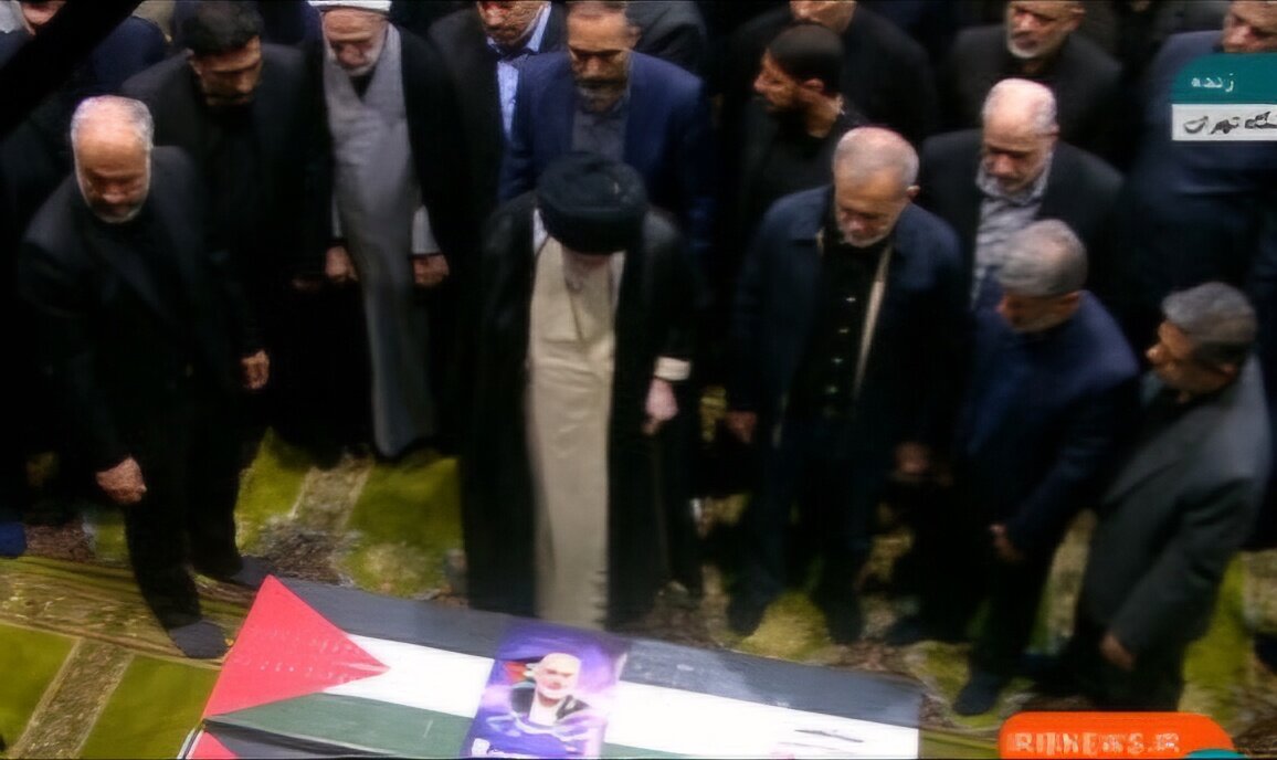 فرازهایی از اقامه نماز بر پیکر شهید هنیه به امامت مقام معظم رهبری
