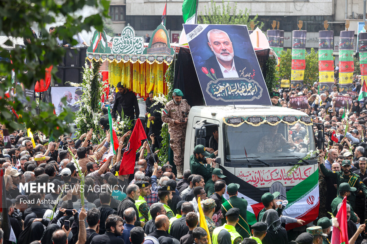 Tahran'da Şehit Heniyye için düzenlenen cenaze töreninden kareler