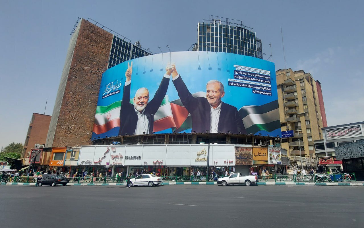 Tahran'da Şehit Heniyye için dev bir pankart asıldı
