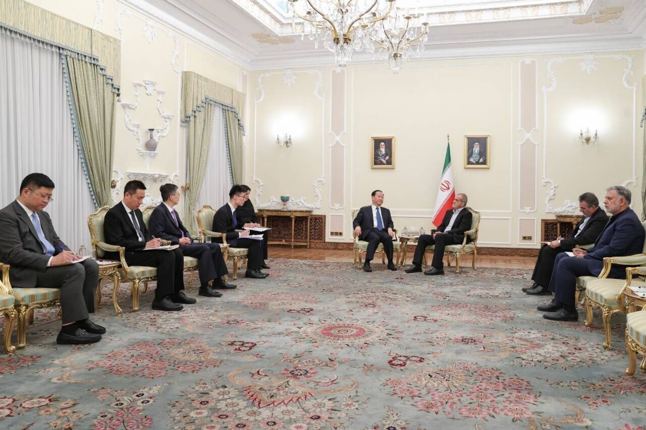 الرئيس الايراني يؤكد على تنفيذ خطة التعاون المشتركة مع الصين