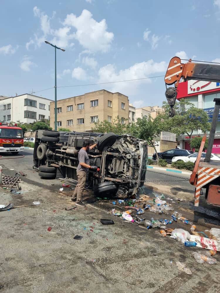 برخورد کامیونت با ۱۲ دستگاه خودروی سواری در سعادت آباد