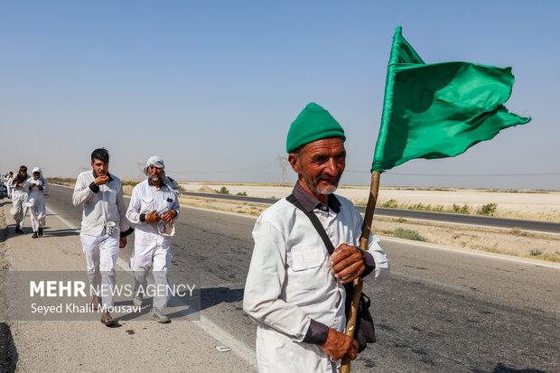 زوار ابا عبدالله الحسين عليه السلام في طريقهم إلى الشلامجة