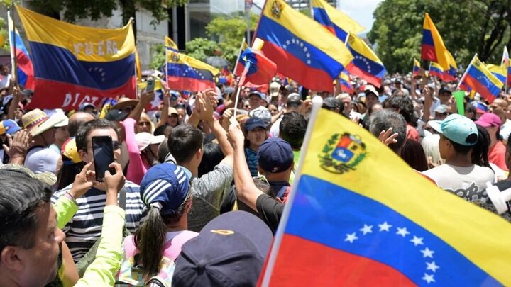 Venezuela'da Maduro destekçileri sokaklarda Venezuela'da Maduro destekçileri sokaklarda