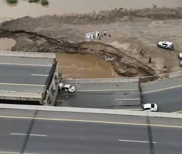 VIDEO: Bridge collapses after heavy rain in S. Arabia