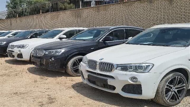 BMW با سرعت ۲۰۰ کیلومتر بر ساعت در اصفهان توقیف شد BMW با سرعت ۲۰۰ کیلومتر بر ساعت در اصفهان توقیف شد