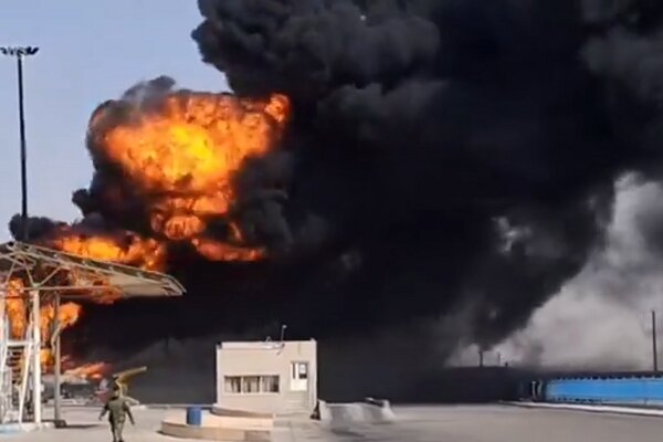 VIDEO: Fire catches fuel tanks at Iran-Afghanistan Dogharoun