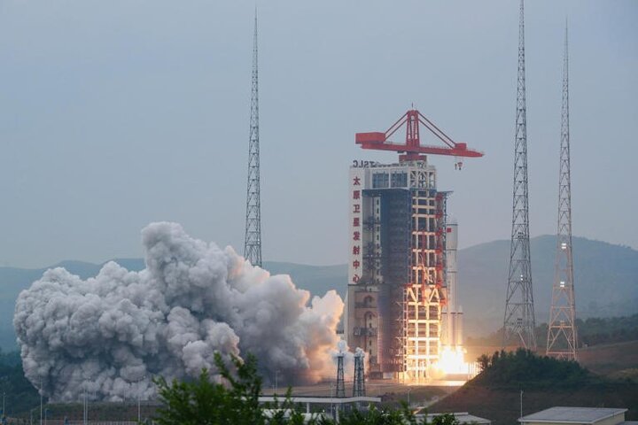 China launches first satellites of constellation to rival Starlink (2 min)