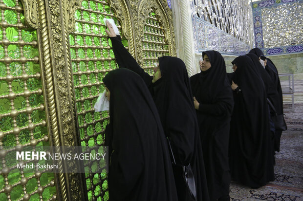 آیین غبارروبی حرم بانوی کرامت با حضور خبرنگاران قمی