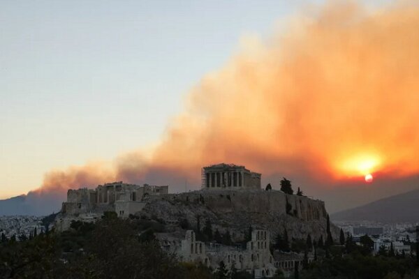 Thousands evacuated as wildfires approach Athens(+VIDEO)