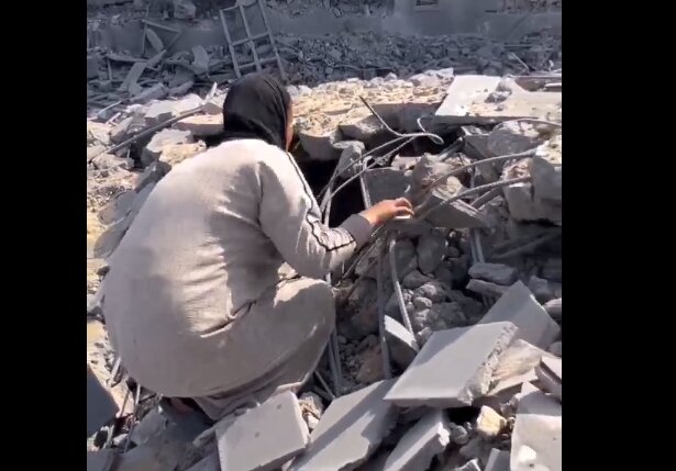 VIDEO: Woman searching missing relatives beneath rubble