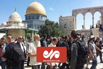 VIDEO: Zionist regime’s forces attack Al-Aqsa Mosque