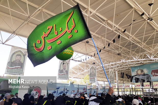 مهران صحنه باشکوه میزبانی از زائران اربعین؛ عاشقان با عزت عبور می کنند