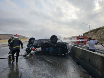 آتشنشانان بجنوردی شعله‌های نیسان واژگونی در جاده را خاموش کردند