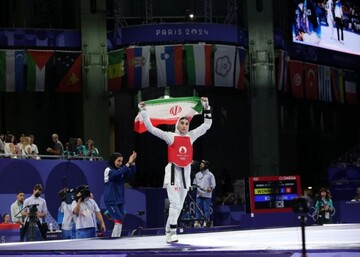 Taekwondo champion kisses her father's hand