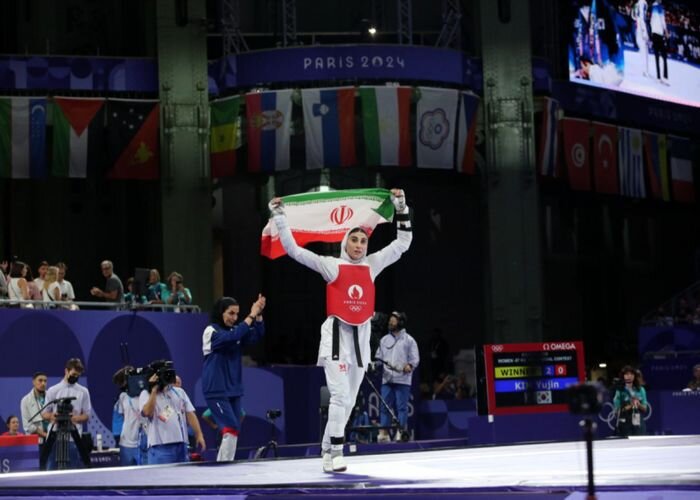 VIDEO: Respecting father in Iranian way by Olympic champion