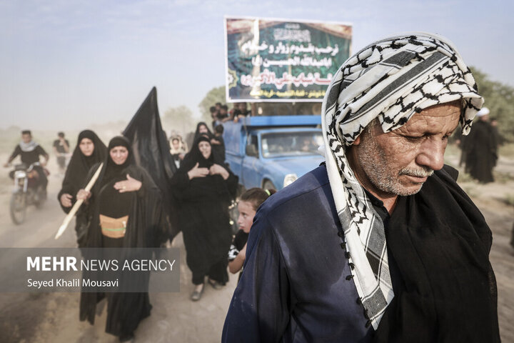 زوار عشاق الحسين عليه السلام في مسيرة المشاية الى كربلاء المقدسة