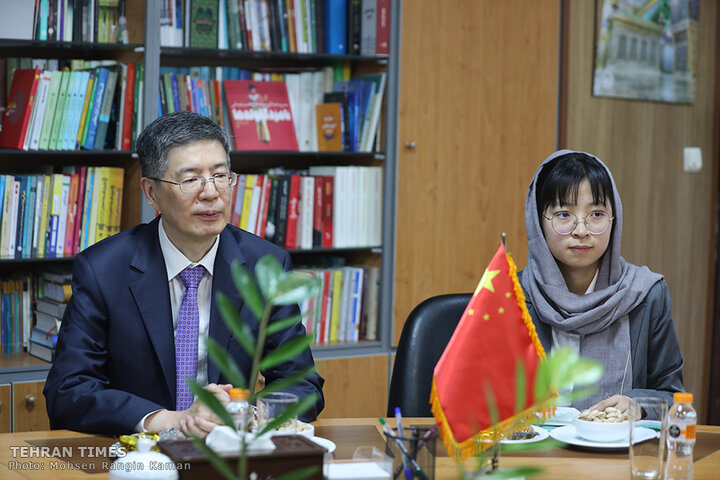 Chinese envoy visits Tehran Times building