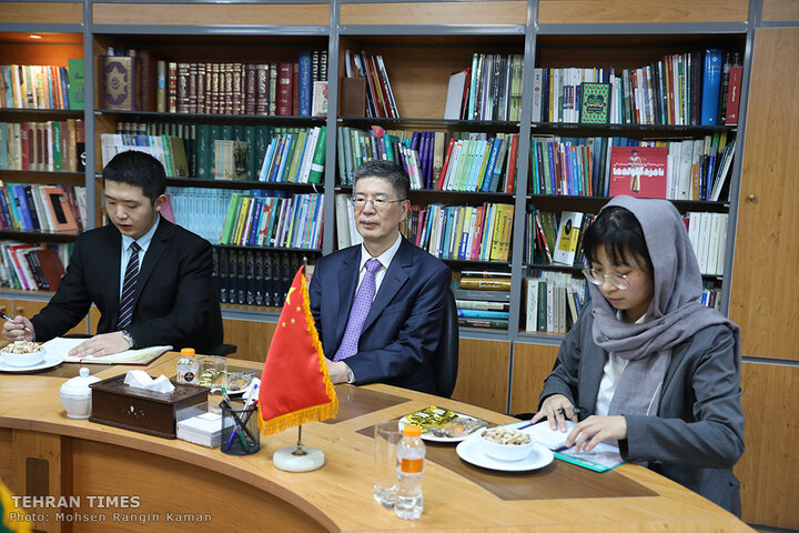 Chinese envoy visits Tehran Times building