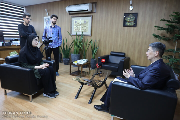 Chinese envoy visits Tehran Times building