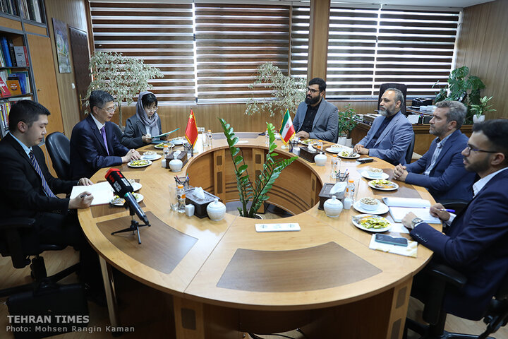 Chinese envoy visits Tehran Times building