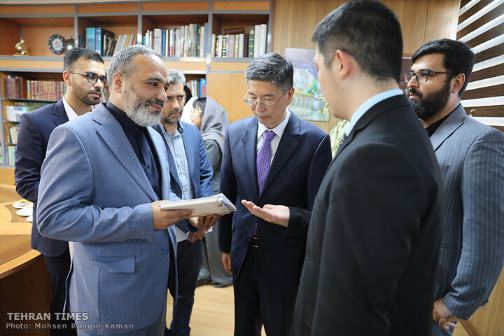 Chinese envoy visits Tehran Times building