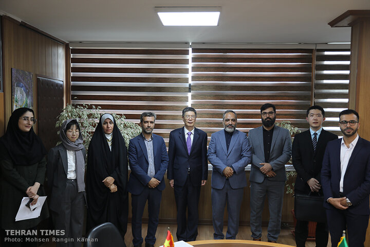 Chinese envoy visits Tehran Times building