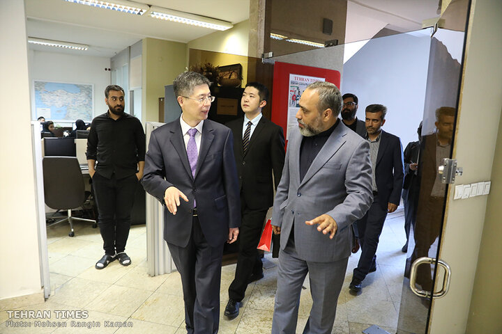 Chinese envoy visits Tehran Times building