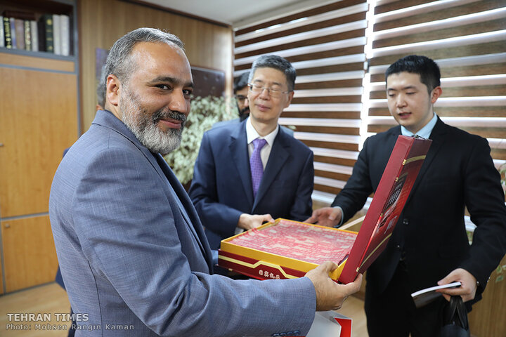 Chinese envoy visits Tehran Times building