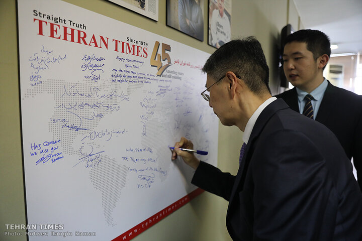 Chinese envoy visits Tehran Times building