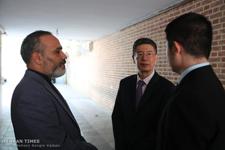 Chinese envoy visits Tehran Times building