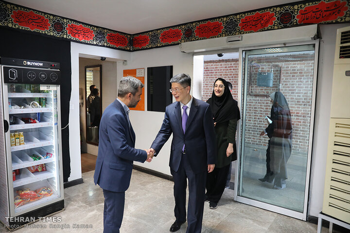 Chinese envoy visits Tehran Times building