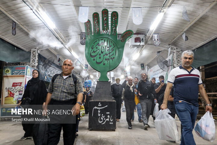 زوار عشاق الحسين عليه السلام في مسيرة المشاية الى كربلاء المقدسة