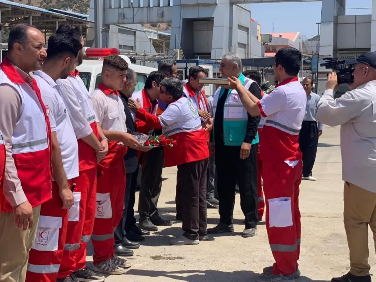 خدمات رسانی۲۰۰ نفر روز امدادگرهلال احمر کردستان به زائران اربعین